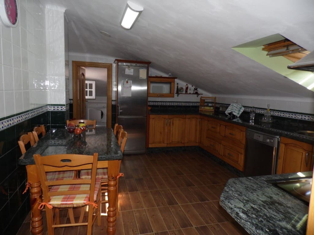 7 soveværelse Villa til salg i Vinuela med swimmingpool garage - € 650.000 (Ref: 3122217)