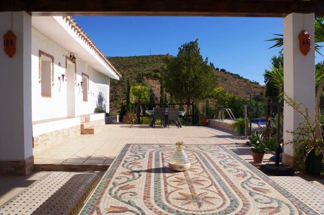 3 chambre Finca/Maison de Campagne à vendre à Triana, Vélez-Málaga avec piscine garage - 320 000 € (Ref: 3122226)