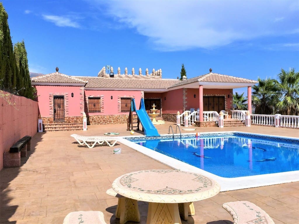 4 soveværelse Finca/Landehus til salg i Sedella med swimmingpool - € 470.000 (Ref: 4166756)