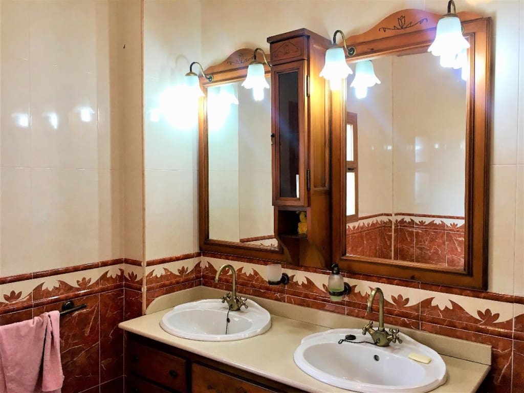 4 soveværelse Finca/Landehus til salg i Sedella med swimmingpool - € 470.000 (Ref: 4166756)