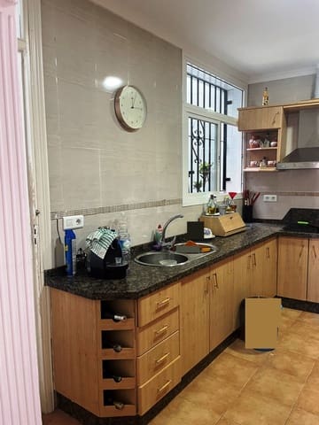 4 slaapkamer Villa te koop in Vélez-Málaga - € 215.000 (Ref: 8440276)