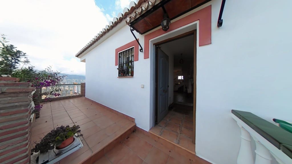 5 sypialnia Finka/Dom wiejski na sprzedaż w Torrox z garażem - 450 000 € (Ref: 9353174)