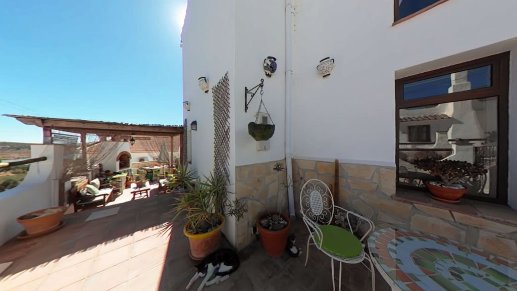 4 makuuhuone Omakotitalo myytävänä paikassa Periana mukana uima-altaan - 275 000 € (Ref: 9355568)