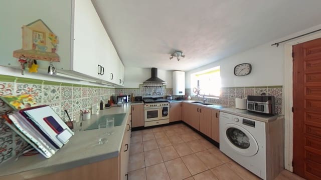 4 makuuhuone Omakotitalo myytävänä paikassa Periana mukana uima-altaan - 275 000 € (Ref: 9355568)