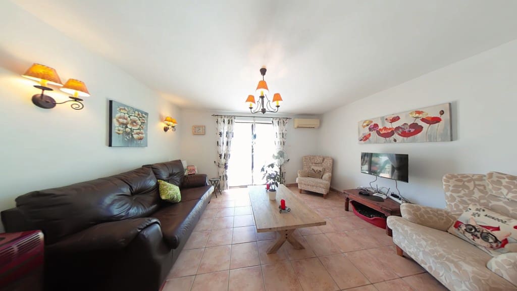 4 makuuhuone Omakotitalo myytävänä paikassa Periana mukana uima-altaan - 275 000 € (Ref: 9355568)