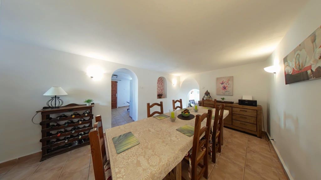 4 makuuhuone Omakotitalo myytävänä paikassa Periana mukana uima-altaan - 275 000 € (Ref: 9355568)