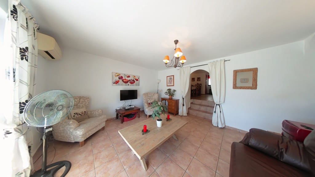 4 makuuhuone Omakotitalo myytävänä paikassa Periana mukana uima-altaan - 275 000 € (Ref: 9355568)