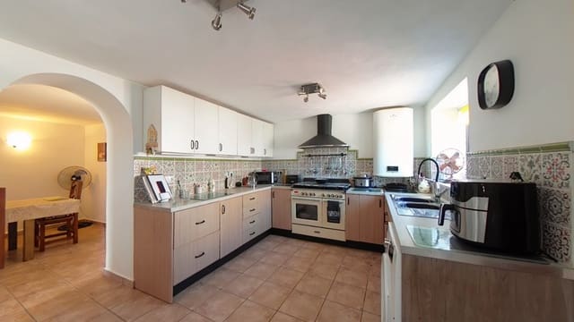 4 makuuhuone Omakotitalo myytävänä paikassa Periana mukana uima-altaan - 275 000 € (Ref: 9355568)