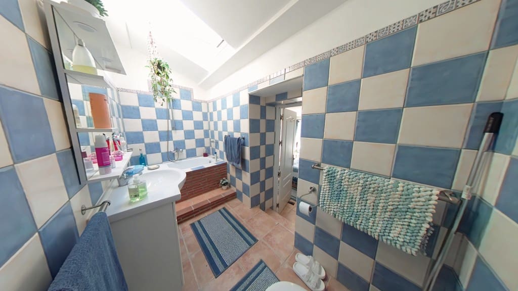 4 makuuhuone Omakotitalo myytävänä paikassa Periana mukana uima-altaan - 275 000 € (Ref: 9355568)