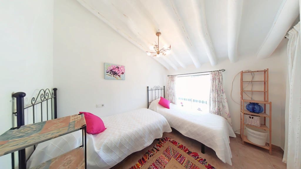 4 makuuhuone Omakotitalo myytävänä paikassa Periana mukana uima-altaan - 275 000 € (Ref: 9355568)