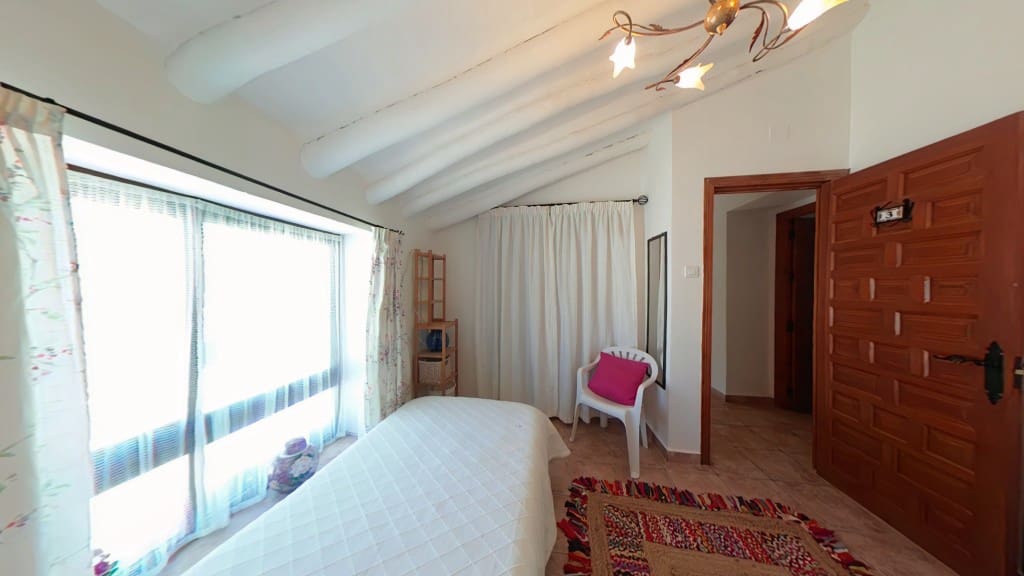 4 makuuhuone Omakotitalo myytävänä paikassa Periana mukana uima-altaan - 275 000 € (Ref: 9355568)