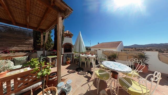 4 makuuhuone Omakotitalo myytävänä paikassa Periana mukana uima-altaan - 275 000 € (Ref: 9355568)