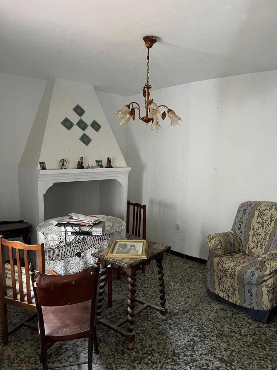 Casa de 6 habitaciones en Salares en venta - 81.000 € (Ref: 9676780)