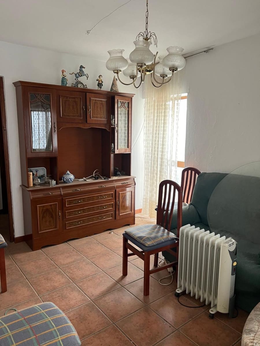 Casa de 6 habitaciones en Salares en venta - 81.000 € (Ref: 9676780)