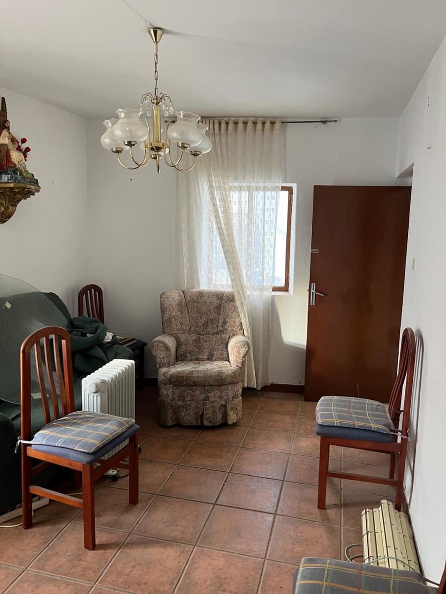 Casa de 6 habitaciones en Salares en venta - 81.000 € (Ref: 9676780)