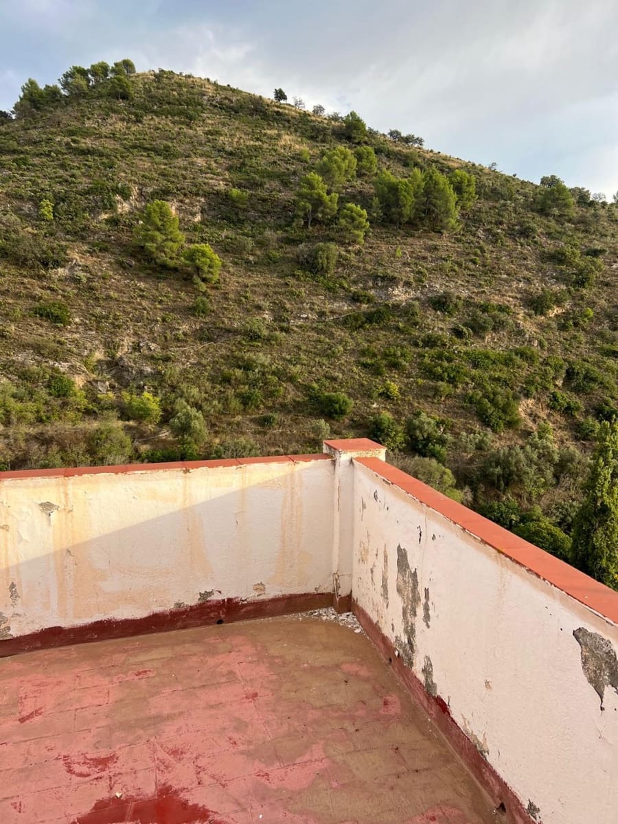 Casa de 6 habitaciones en Salares en venta - 81.000 € (Ref: 9676780)