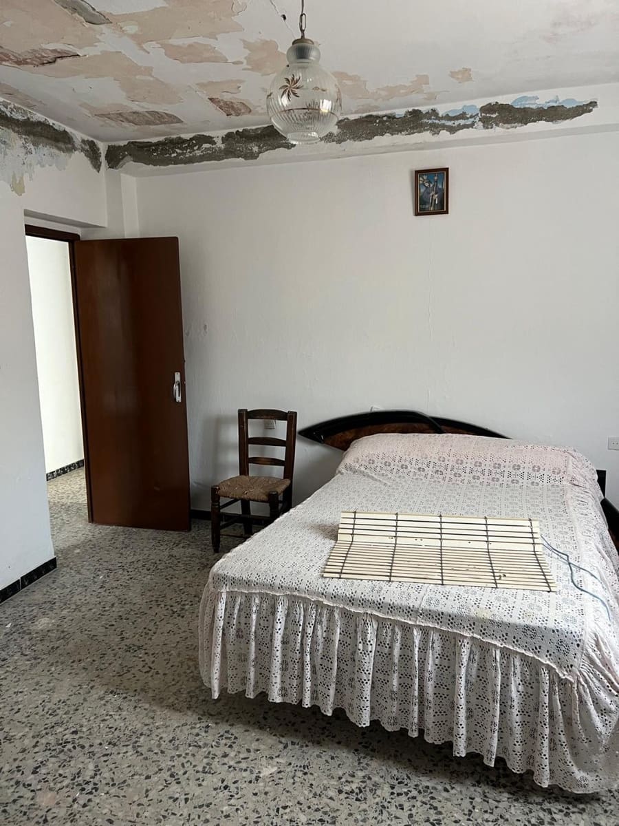 Casa de 6 habitaciones en Salares en venta - 81.000 € (Ref: 9676780)