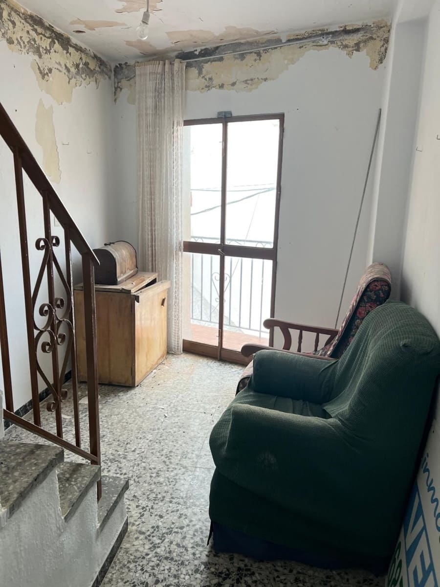 Casa de 6 habitaciones en Salares en venta - 81.000 € (Ref: 9676780)