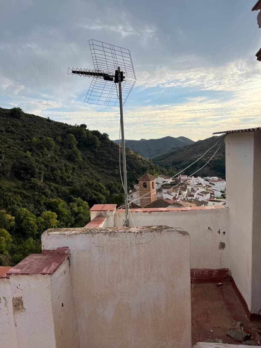 Casa de 6 habitaciones en Salares en venta - 81.000 € (Ref: 9676780)