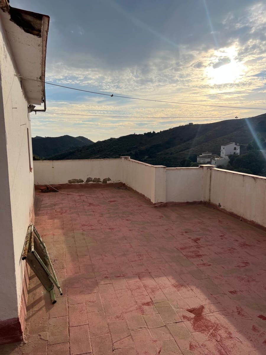 Casa de 6 habitaciones en Salares en venta - 81.000 € (Ref: 9676780)