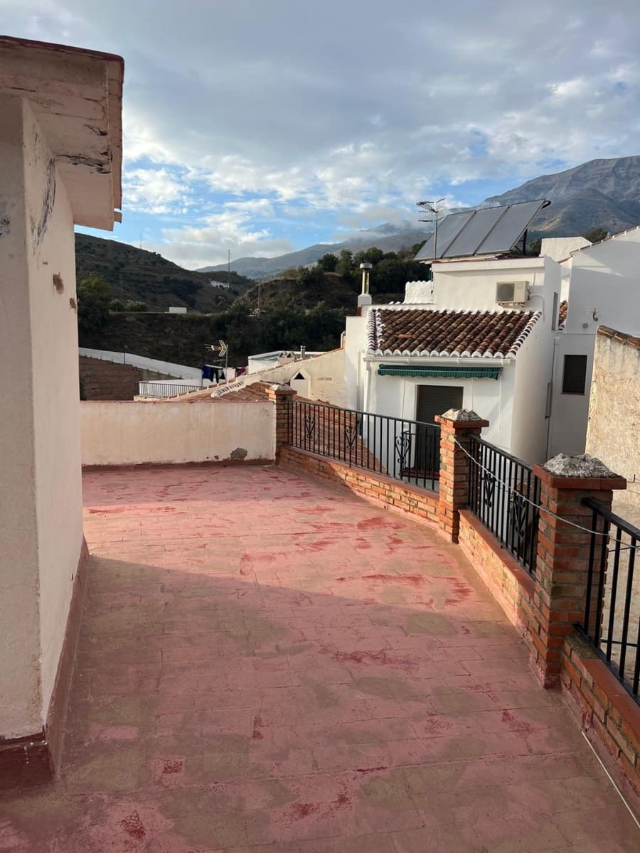 Casa de 6 habitaciones en Salares en venta - 81.000 € (Ref: 9676780)
