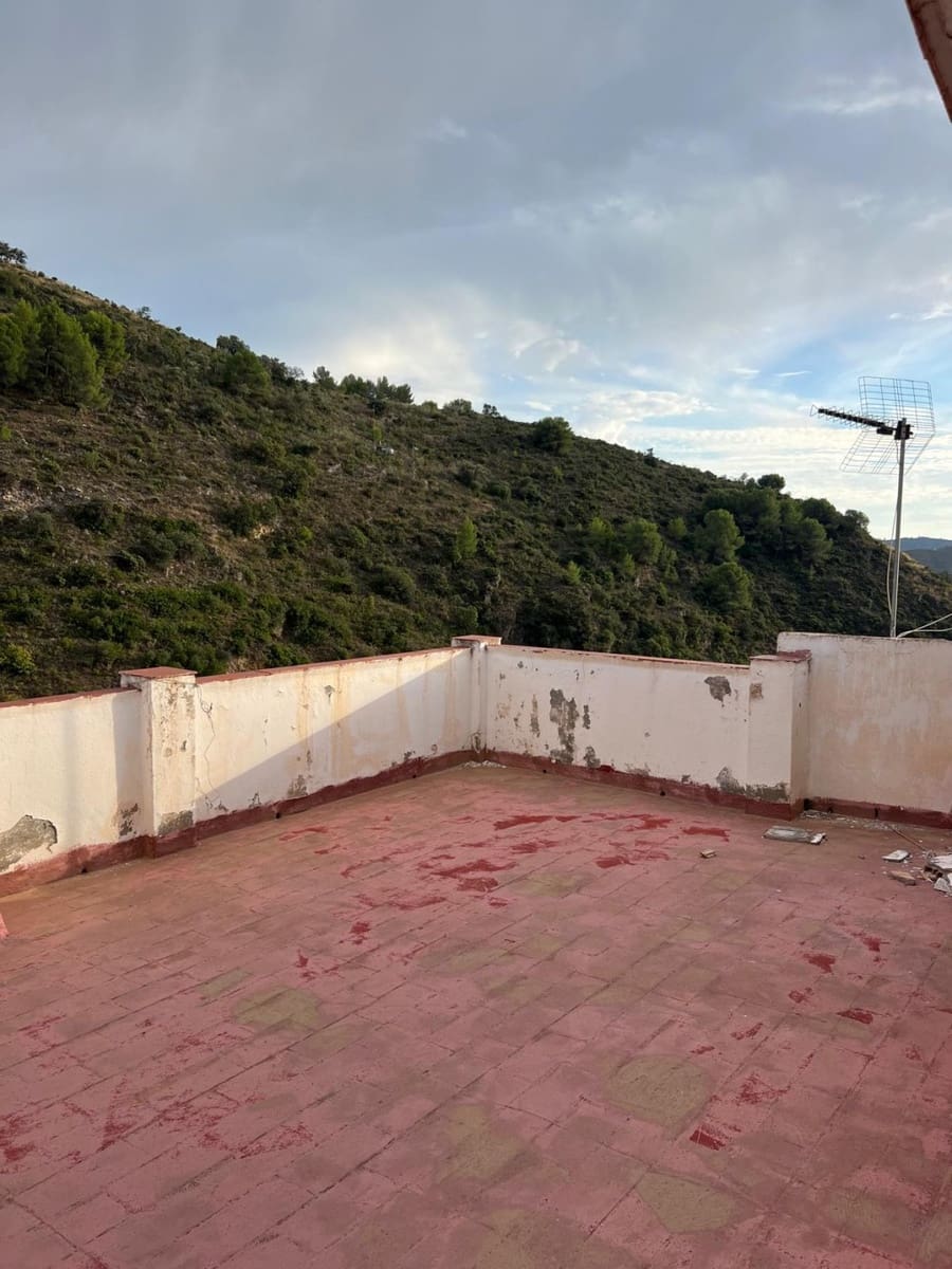 Casa de 6 habitaciones en Salares en venta - 81.000 € (Ref: 9676780)