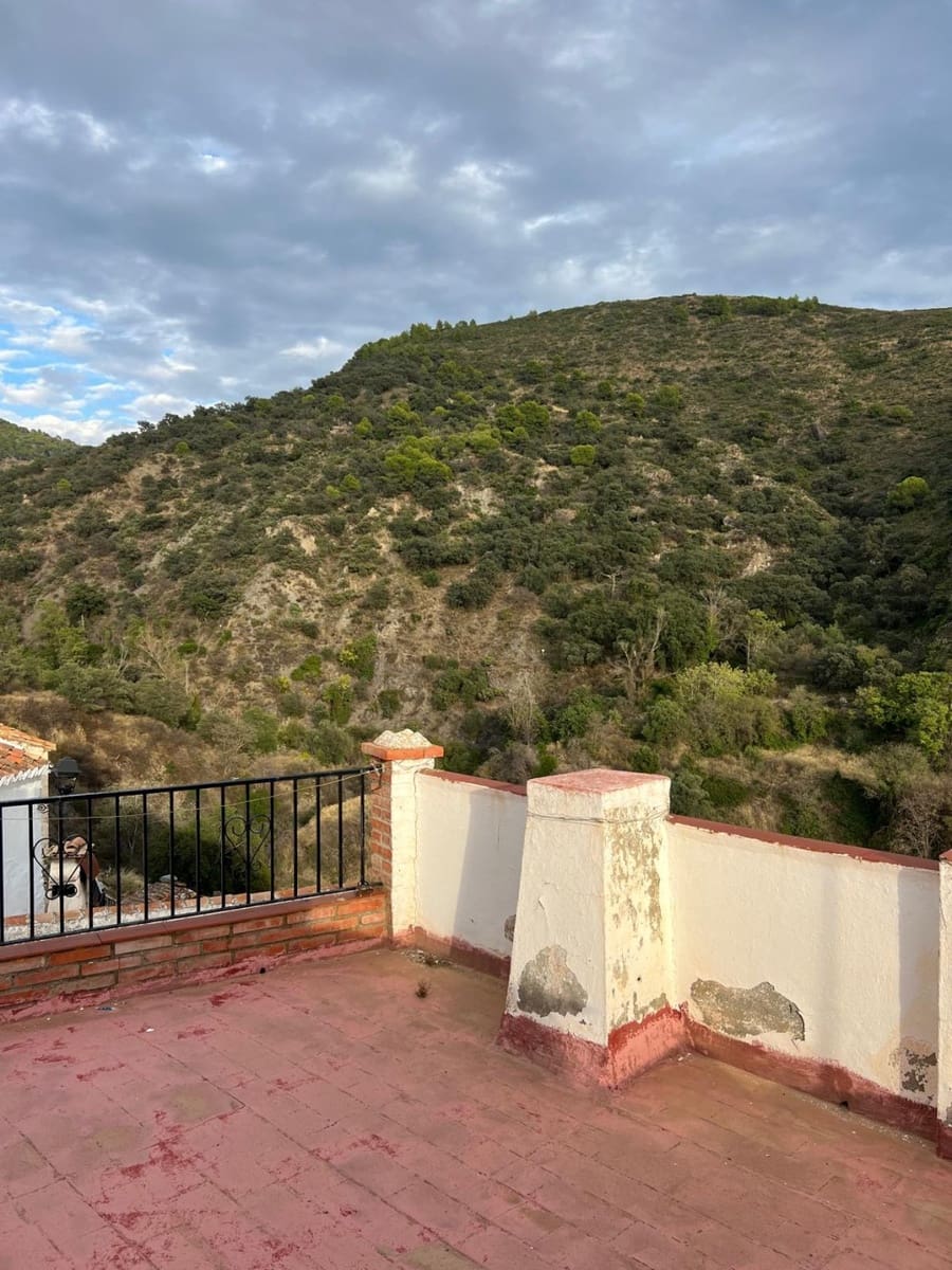 Casa de 6 habitaciones en Salares en venta - 81.000 € (Ref: 9676780)