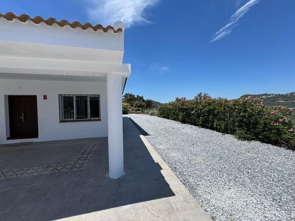 3 bedroom Finca/Country House for sale in Cutar with pool - € 345,000 (Ref: 9896363)