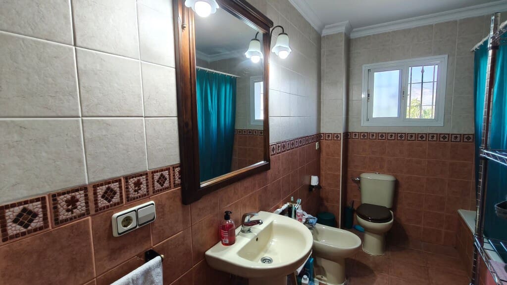 6 chambre Finca/Maison de Campagne à vendre à Velez-Malaga avec piscine - 350 000 € (Ref: 9903965)