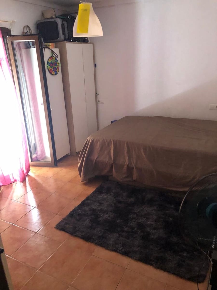 Casa de 9 habitaciones en Sayalonga en venta - 235.000 € (Ref: 9906931)
