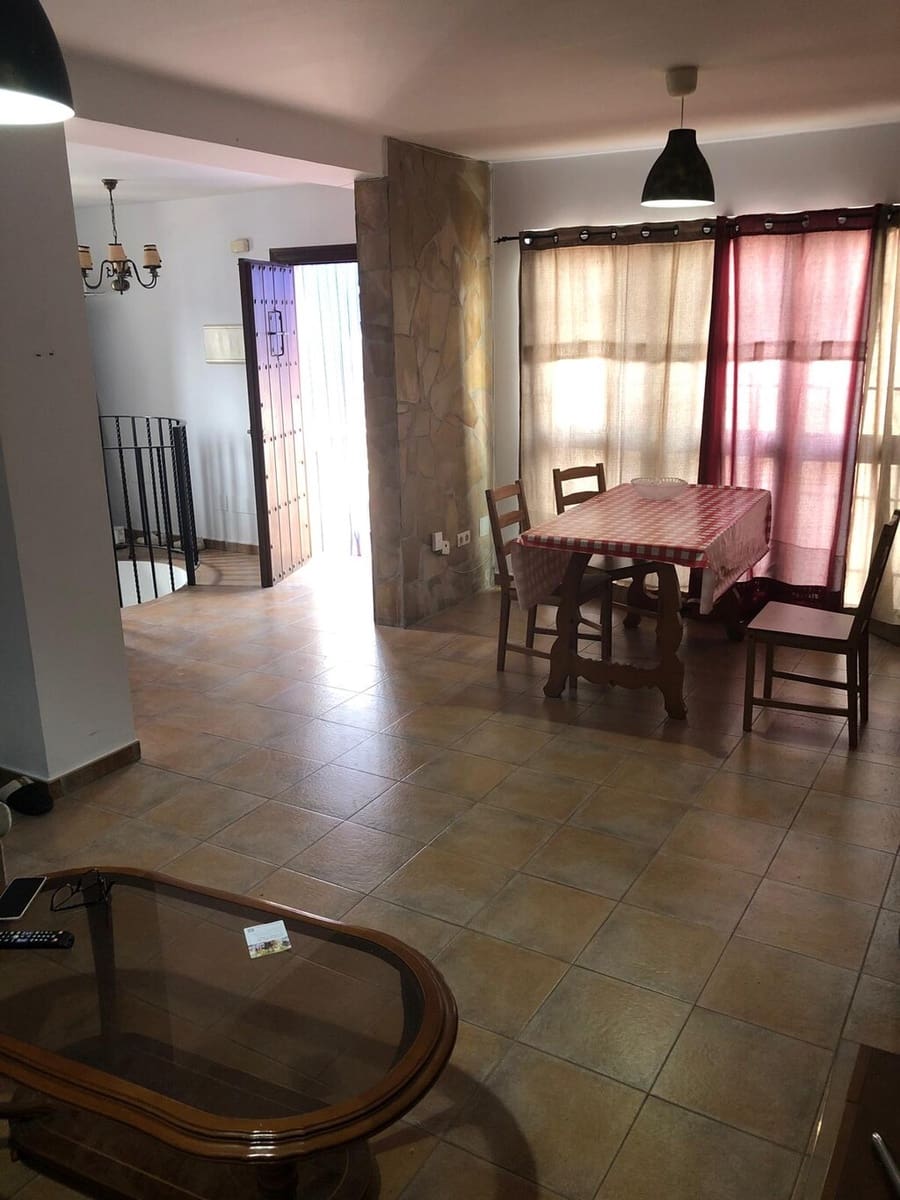 Casa de 9 habitaciones en Sayalonga en venta - 235.000 € (Ref: 9906931)