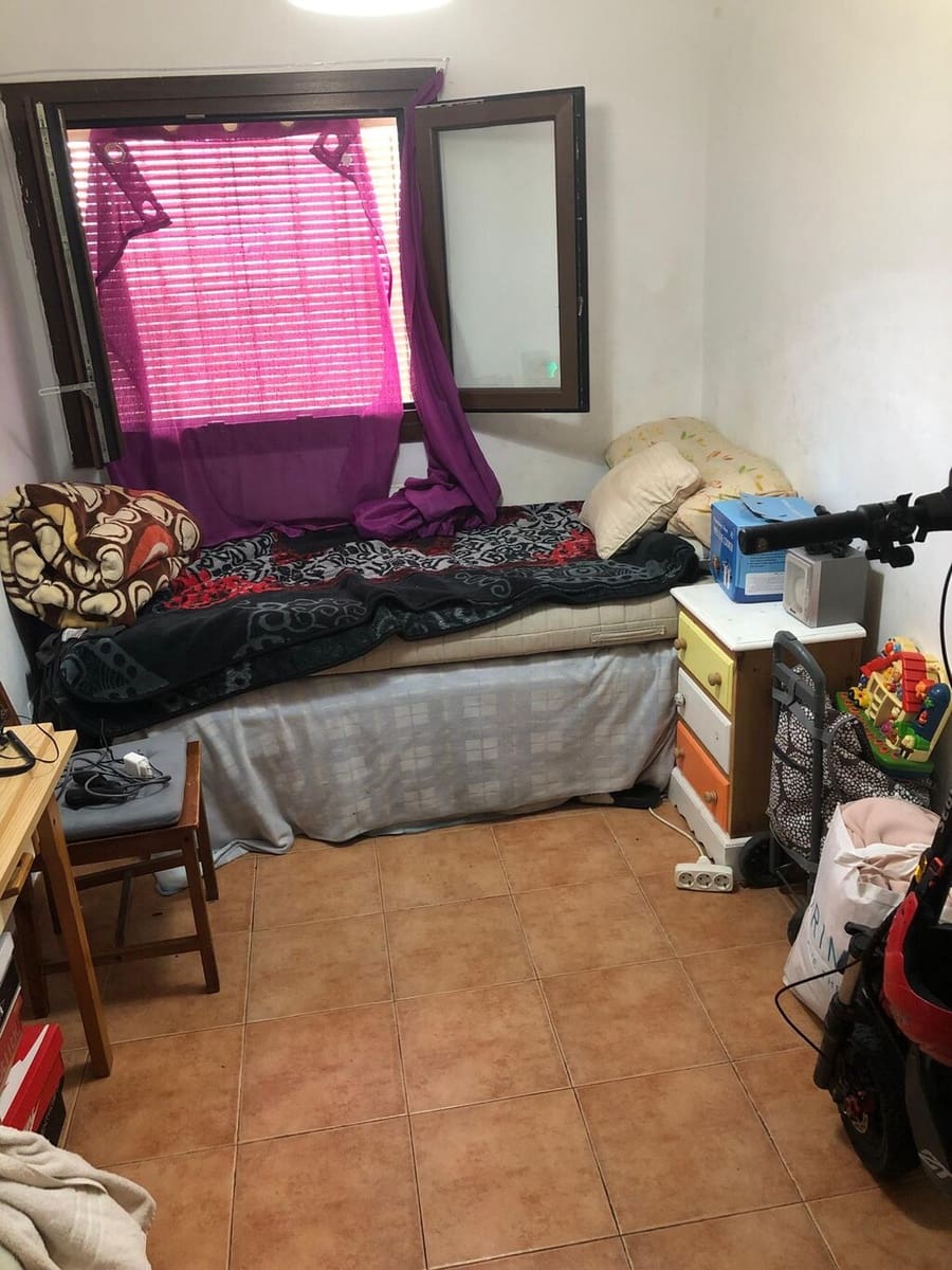 Casa de 9 habitaciones en Sayalonga en venta - 235.000 € (Ref: 9906931)