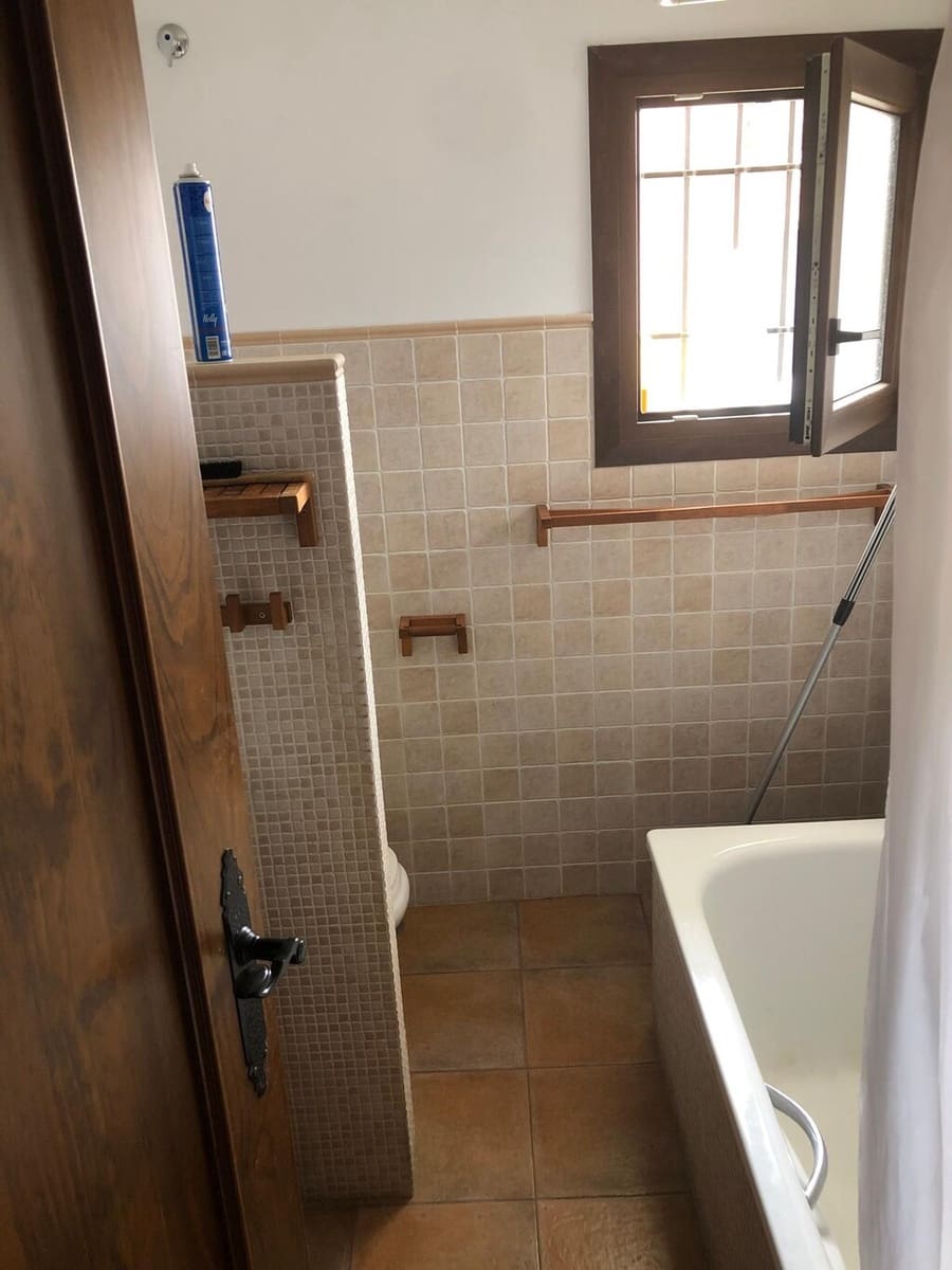 Casa de 9 habitaciones en Sayalonga en venta - 235.000 € (Ref: 9906931)