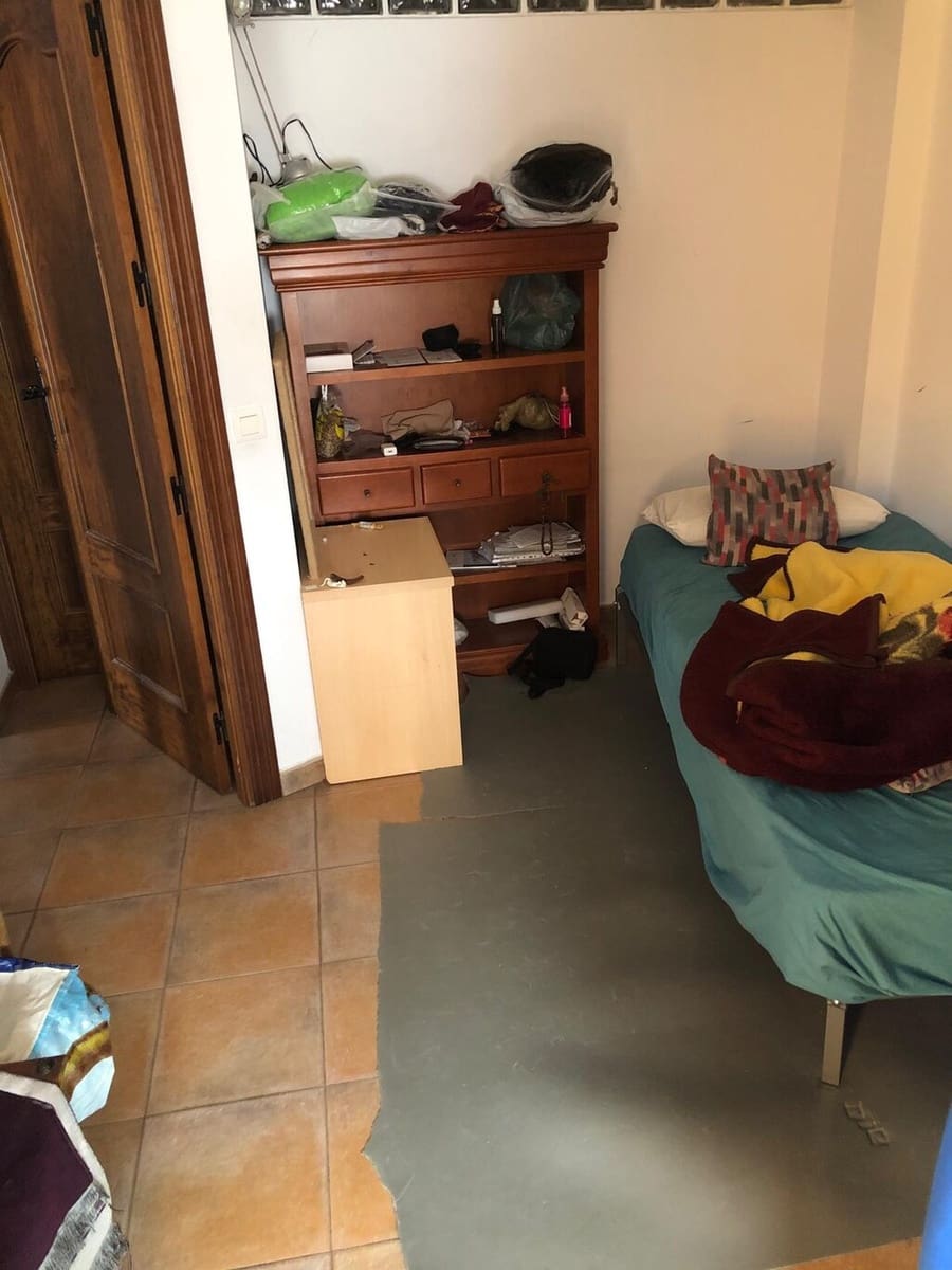 Casa de 9 habitaciones en Sayalonga en venta - 235.000 € (Ref: 9906931)
