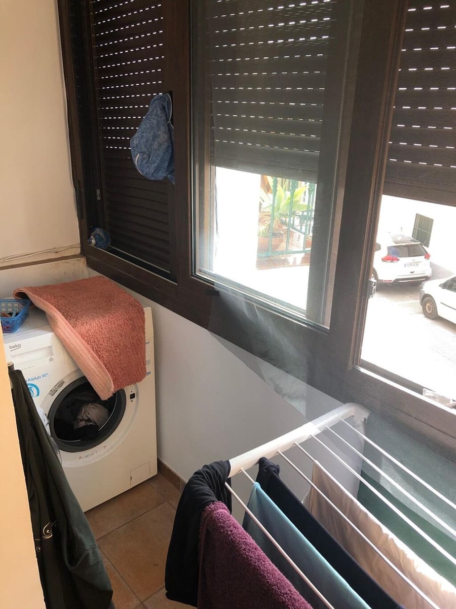 Casa de 9 habitaciones en Sayalonga en venta - 235.000 € (Ref: 9906931)