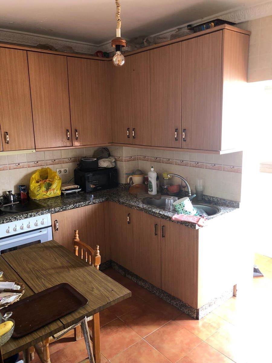 Casa de 9 habitaciones en Sayalonga en venta - 235.000 € (Ref: 9906931)
