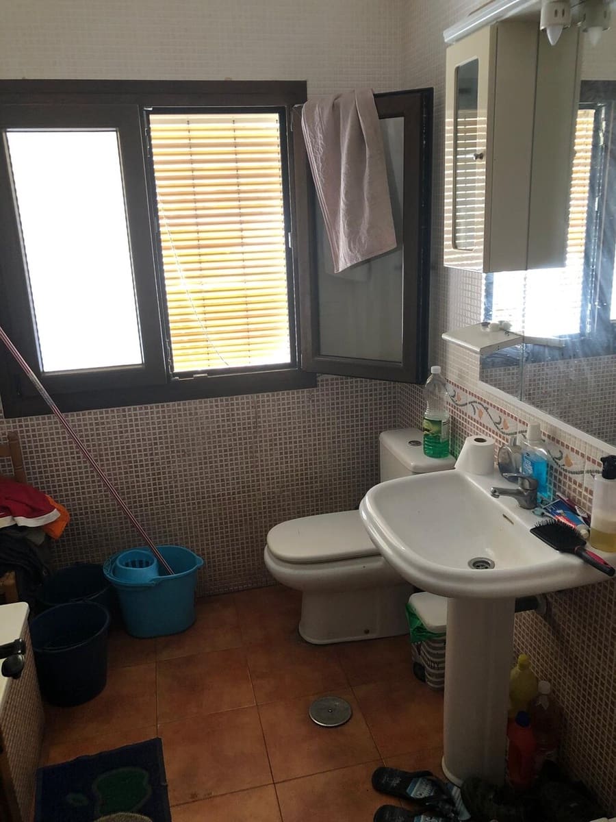 Casa de 9 habitaciones en Sayalonga en venta - 235.000 € (Ref: 9906931)