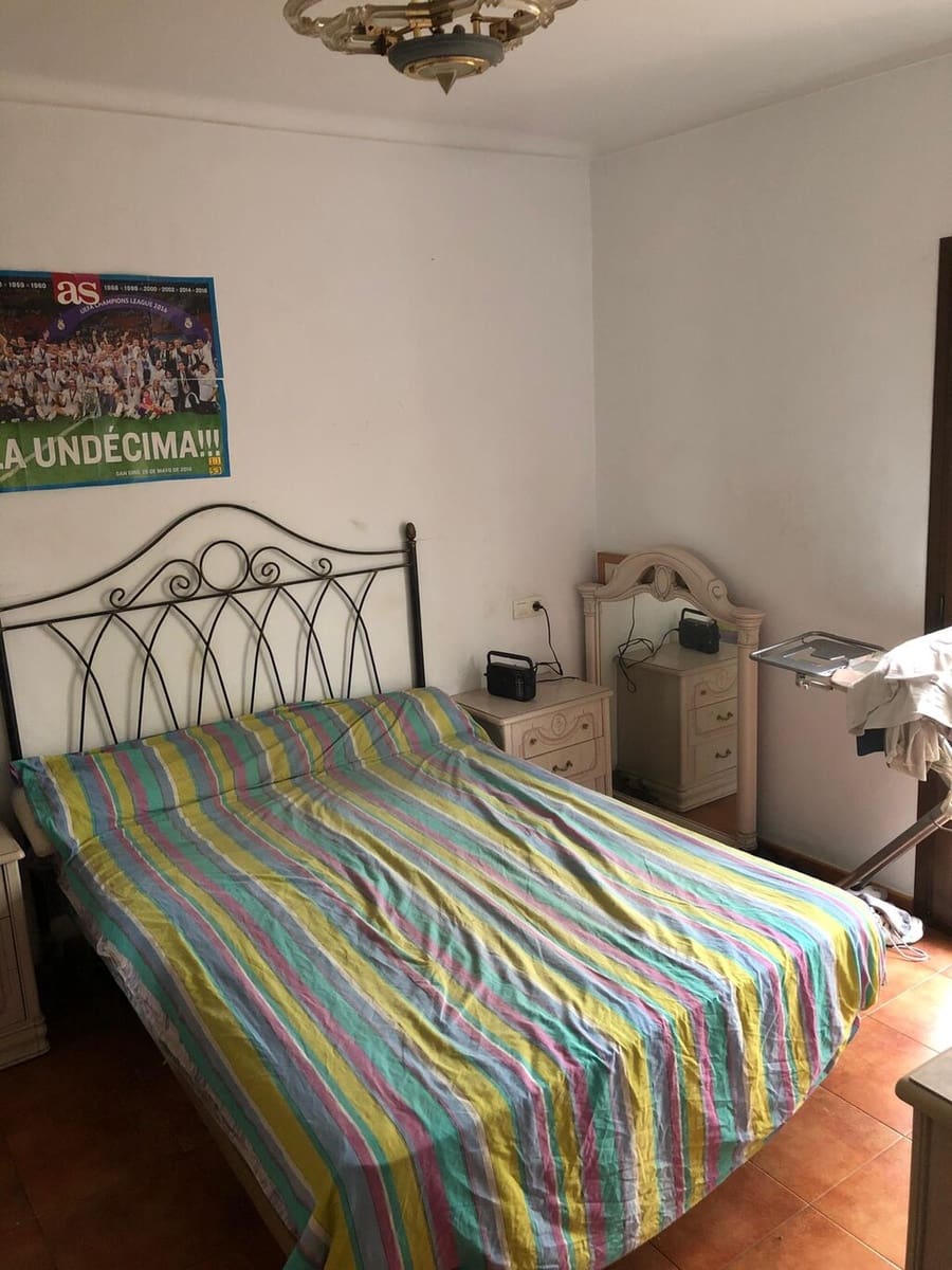 Casa de 9 habitaciones en Sayalonga en venta - 235.000 € (Ref: 9906931)