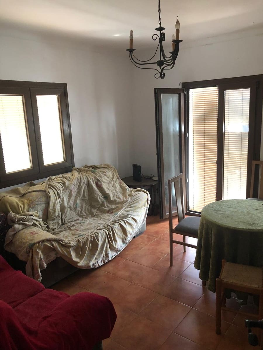 Casa de 9 habitaciones en Sayalonga en venta - 235.000 € (Ref: 9906931)