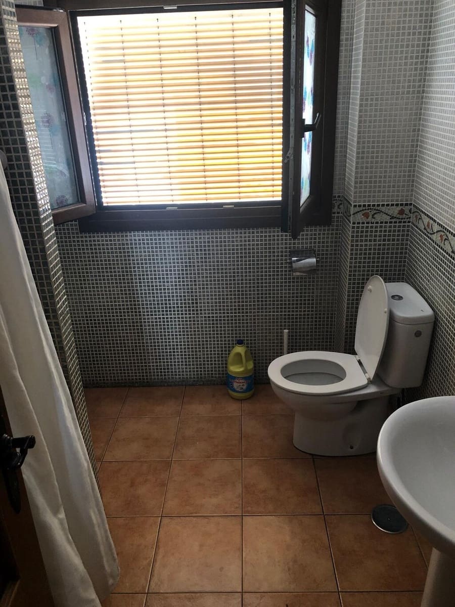 Casa de 9 habitaciones en Sayalonga en venta - 235.000 € (Ref: 9906931)
