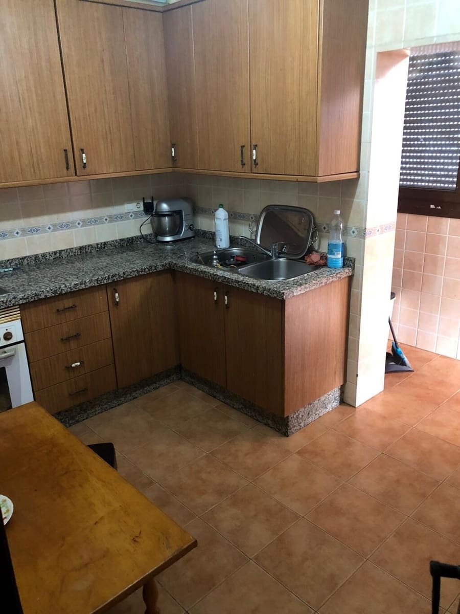 Casa de 9 habitaciones en Sayalonga en venta - 235.000 € (Ref: 9906931)