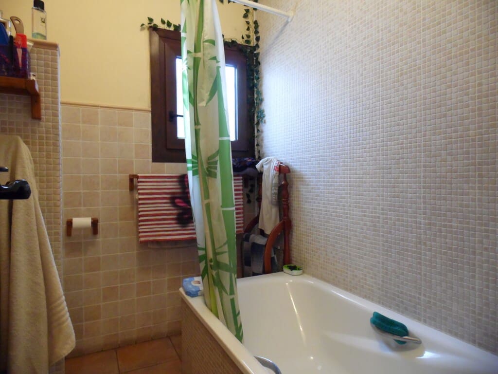 9 bedroom Townhouse for sale in Sayalonga - € 235,000 (Ref: 9906931)