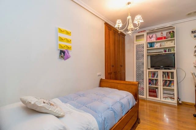 Local Comercial de 8 habitaciones en Torrevieja en venta - 1.250.000 € (Ref: 10061397)