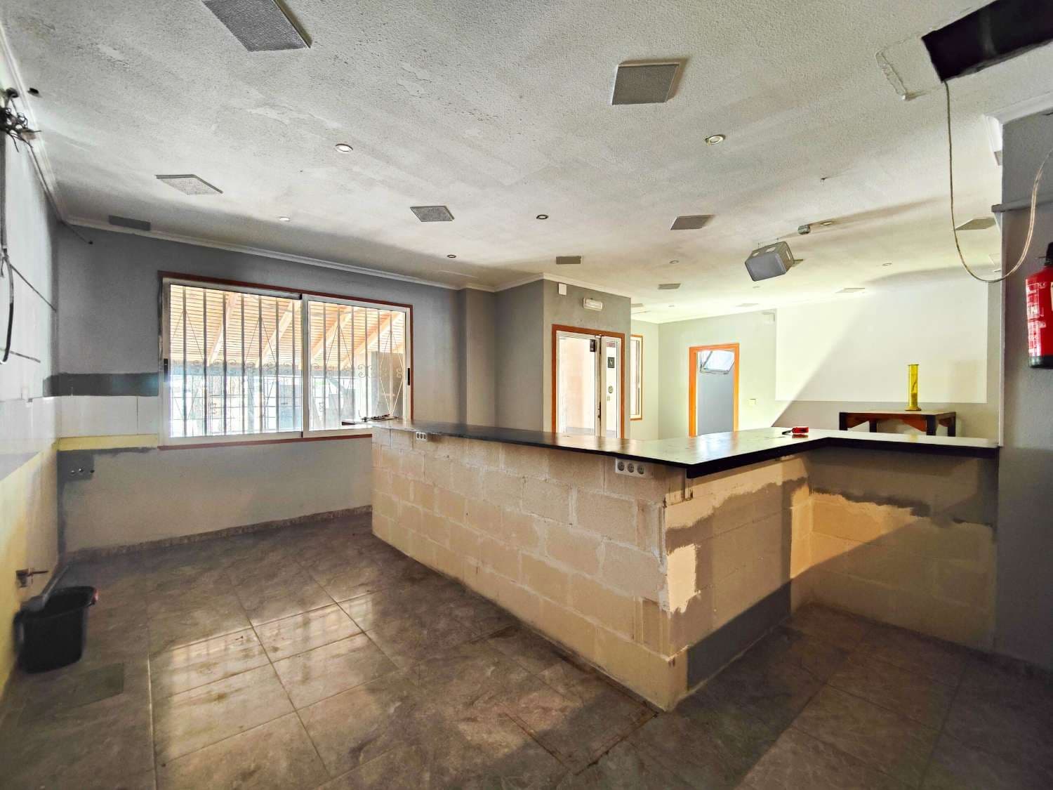 6 slaapkamer Restaurant/bar te koop in Torrevieja - € 425.000 (Ref: 10061399)