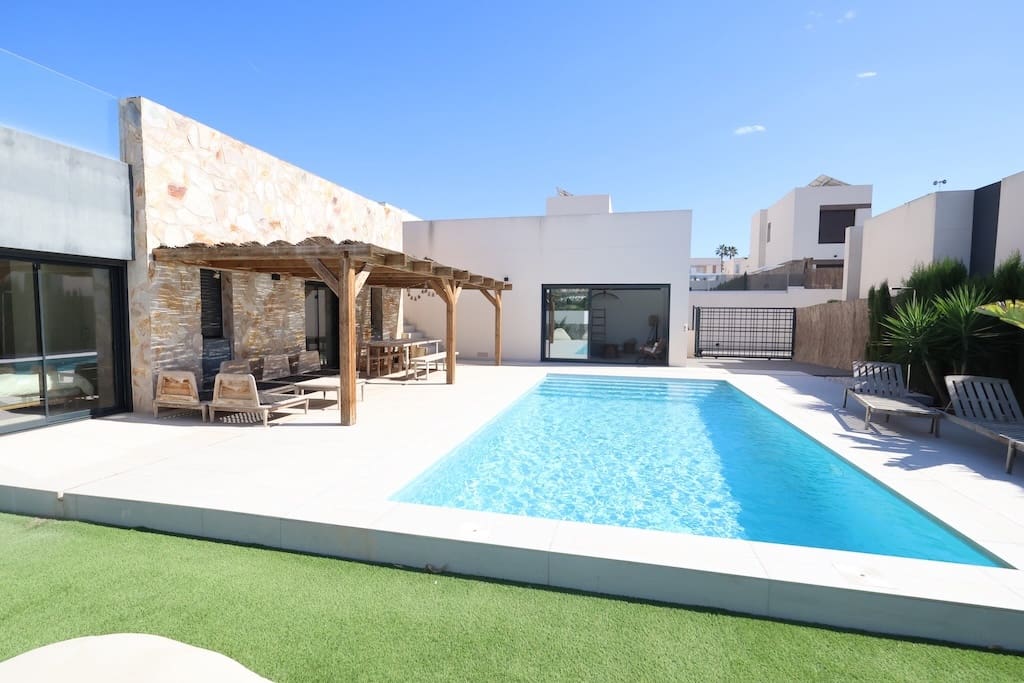 3 bedroom Villa for sale in Algorfa with pool - € 620,000 (Ref: 10166227)
