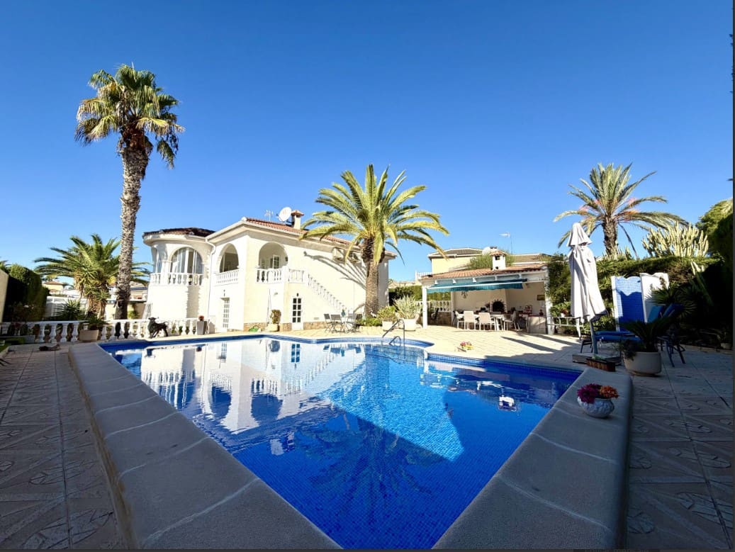 4 slaapkamer Villa te koop in Ciudad Quesada met zwembad garage - € 690.000 (Ref: 10179966)