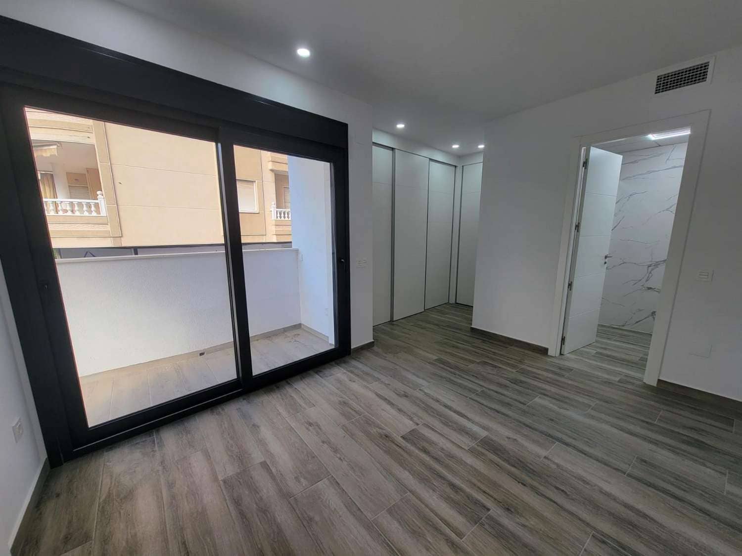 3 sypialnia Apartament na sprzedaż w Torrevieja z basenem garażem - 399 000 € (Ref: 10179968)