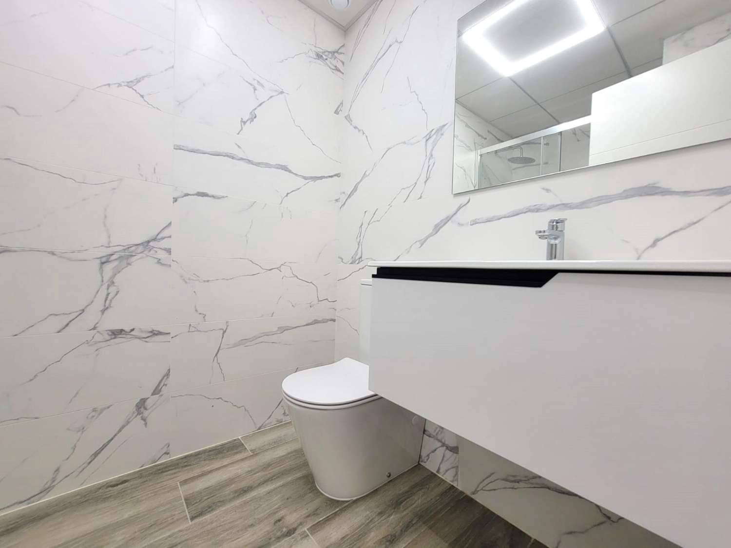 3 sypialnia Apartament na sprzedaż w Torrevieja z basenem garażem - 399 000 € (Ref: 10179968)