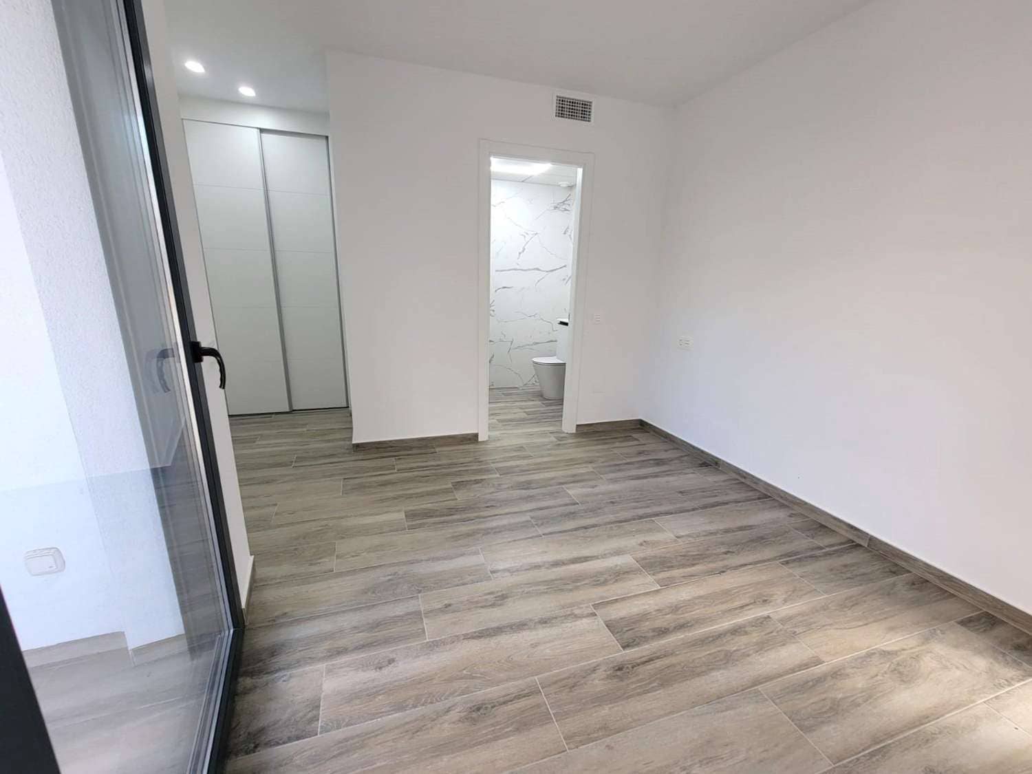 3 sypialnia Apartament na sprzedaż w Torrevieja z basenem garażem - 399 000 € (Ref: 10179968)