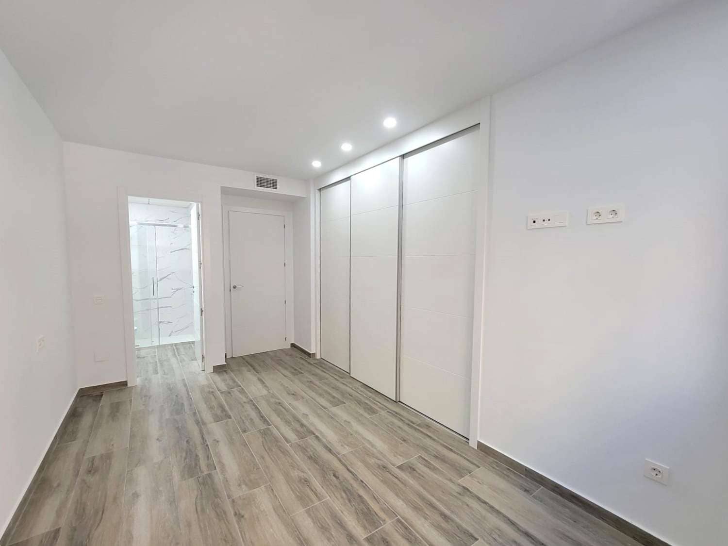 3 sypialnia Apartament na sprzedaż w Torrevieja z basenem garażem - 399 000 € (Ref: 10179968)